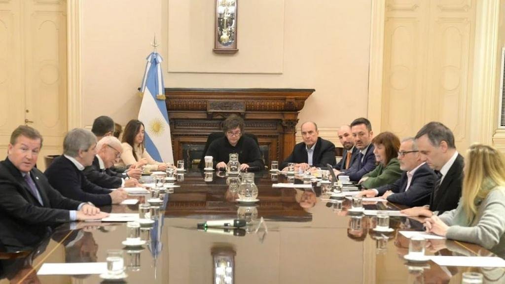 Una lluvia de decretos y aplauden a un ministro
