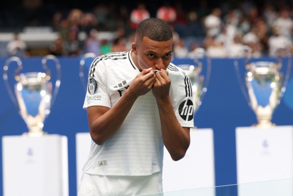 Una multitud colmó el Bernabéu para darle la bienvenida a Mbappé
