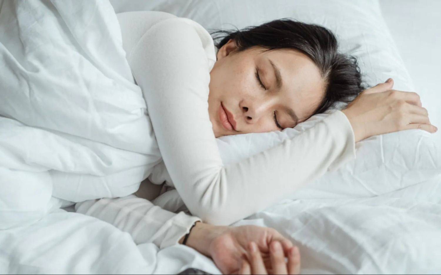 ¿No eran 8? Expertos revelan cuántas horas de sueño se necesitan dormir para sentirte bien