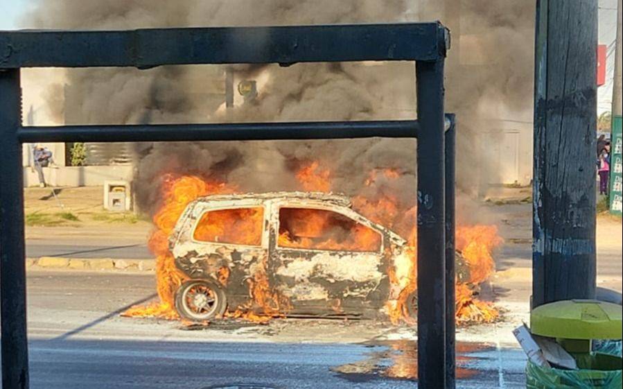 Olmos: se incendió un auto, llegaron los bomberos y se les rompió el camión