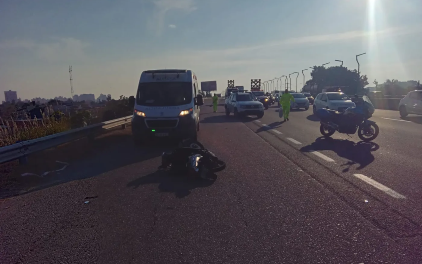 Accidente mortal en la Autopista Buenos Aires - La Plata: murió un motociclista