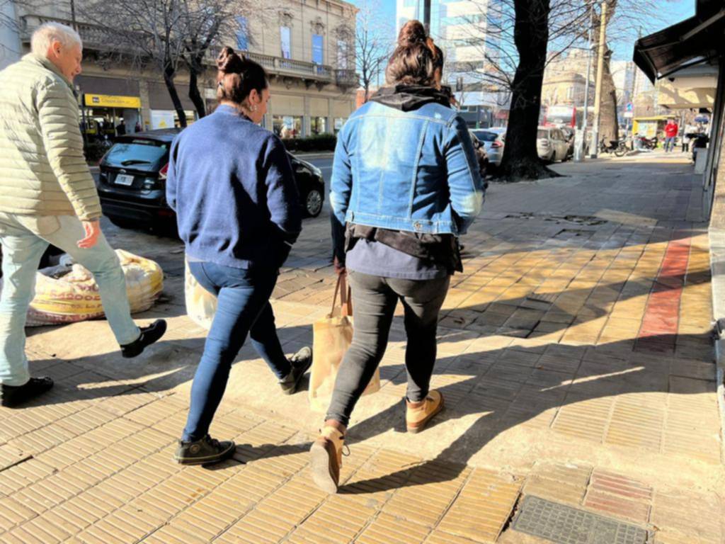 Reclamo por desnivel de una vereda en diagonal 80