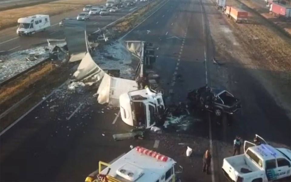Impactante choque en Campana: camión cruzó de mano en Ruta 9 y provocó una tragedia