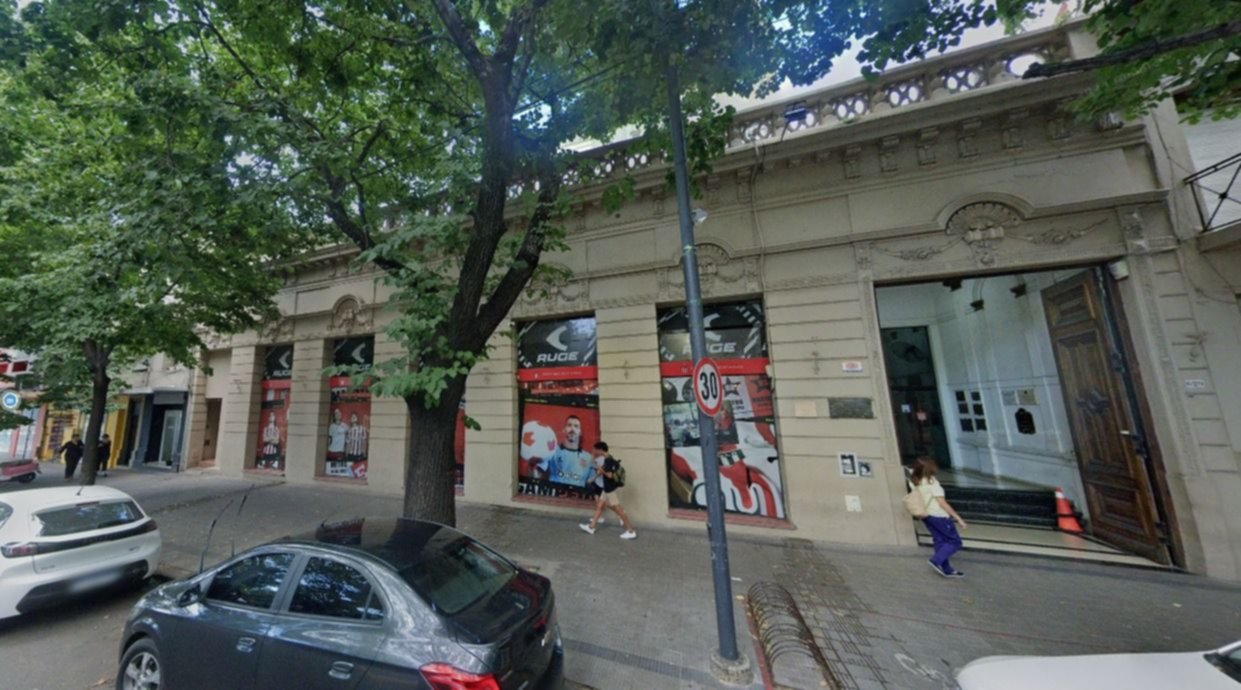 Salvaje robo en la puerta de la sede de Estudiantes