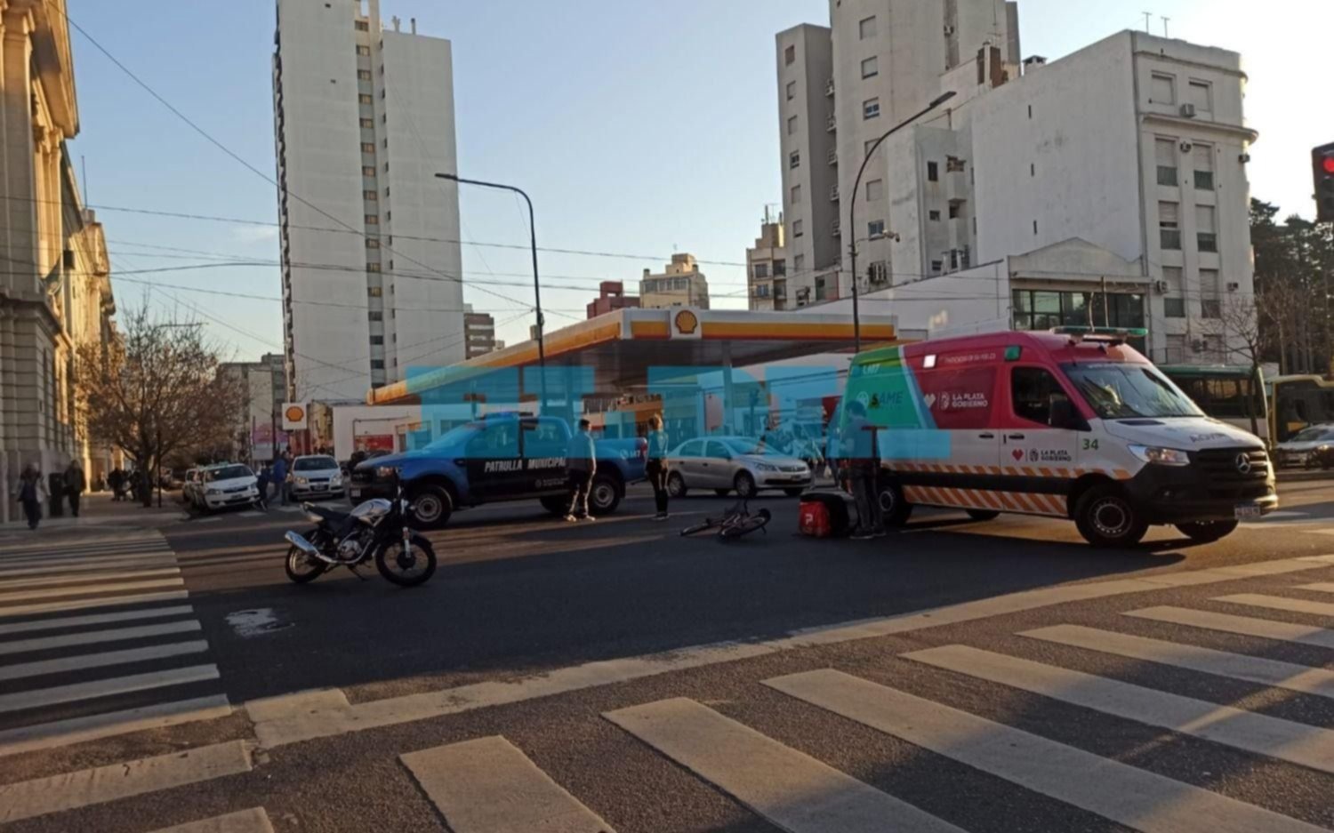 Accidente en 7 y 45: una ciclista terminó en el hospital
