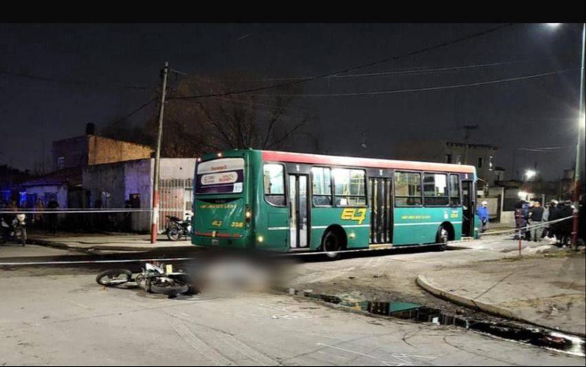 El tránsito en la Región se cobró otra vida tras el choque de un micro y una moto