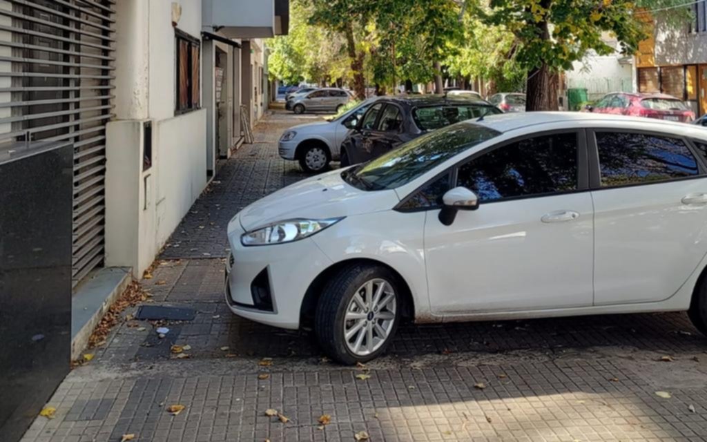El modo “estacioná donde quieras” sigue a pleno