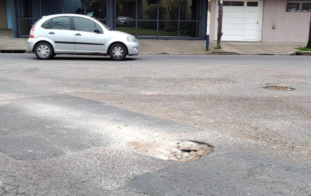 Un pozo profundo pone en jaque el tránsito en 24 y diagonal 75