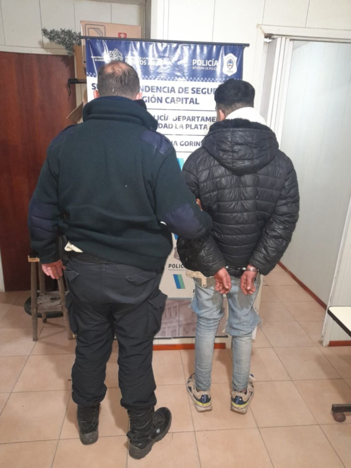 De no creer: trató de fugarse de una comisaría de La Plata con las manos esposadas y saltando cercos