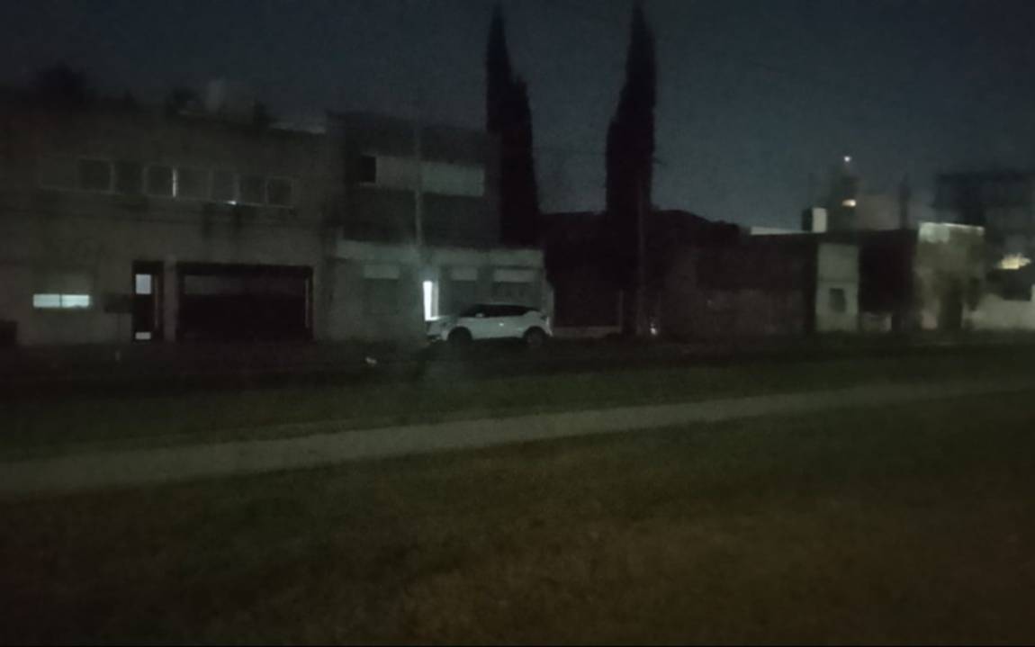 Una calle, con pocas luces en La Plata: se cayó un poste, nunca lo arreglaron y los vecinos explotan de bronca