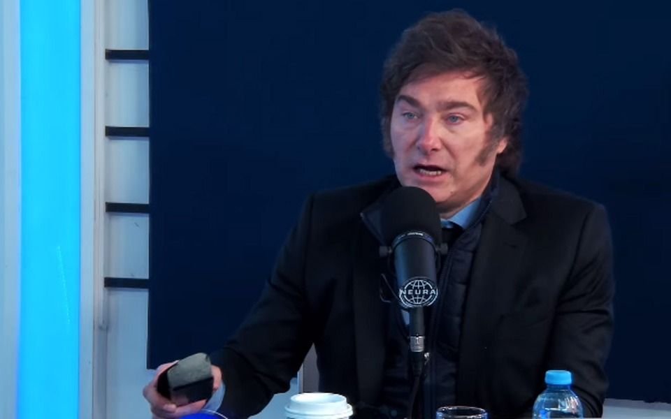 Javier Milei sobre el salto del dólar: "Lo quisieron llevar a $1.800 y les dejamos el c... como a un mandril"