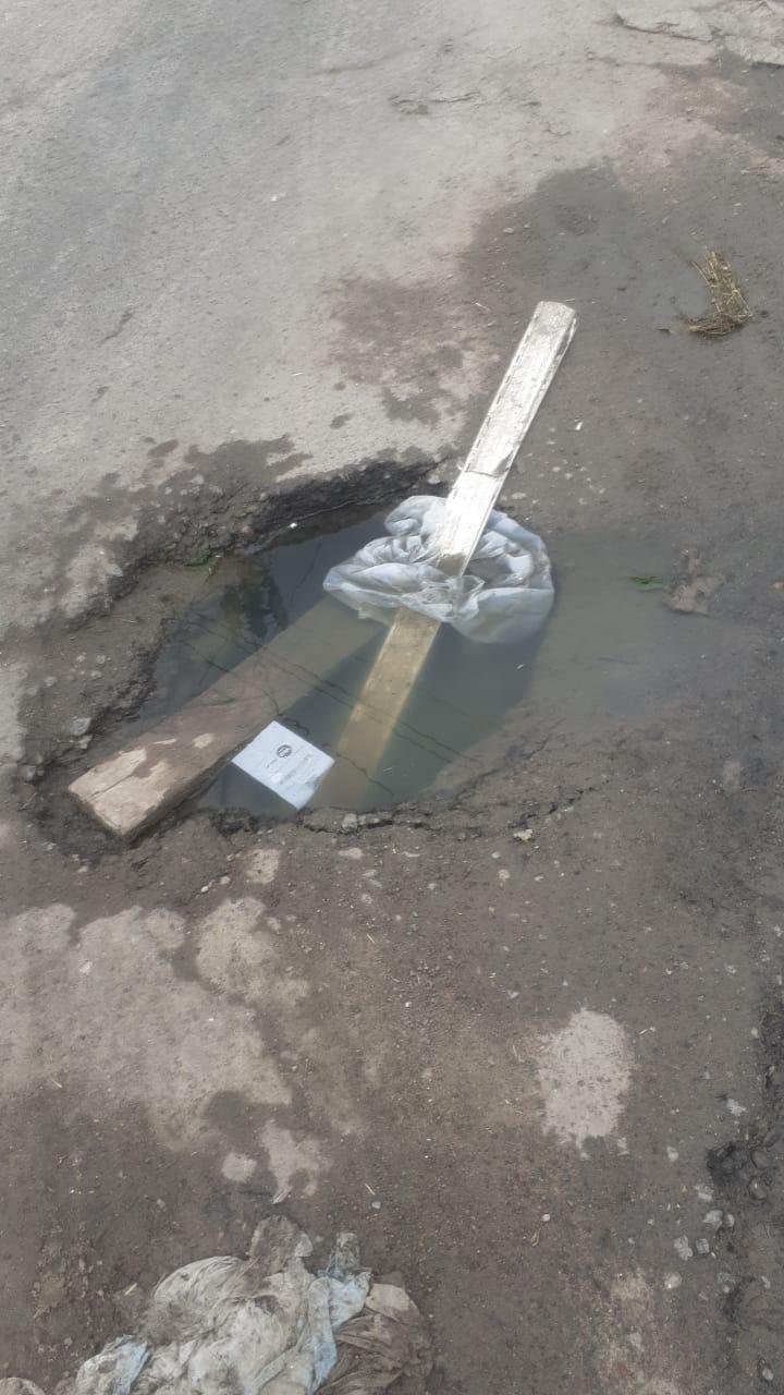 Pérdida de agua y pozos en tres calles de Villa Elvira