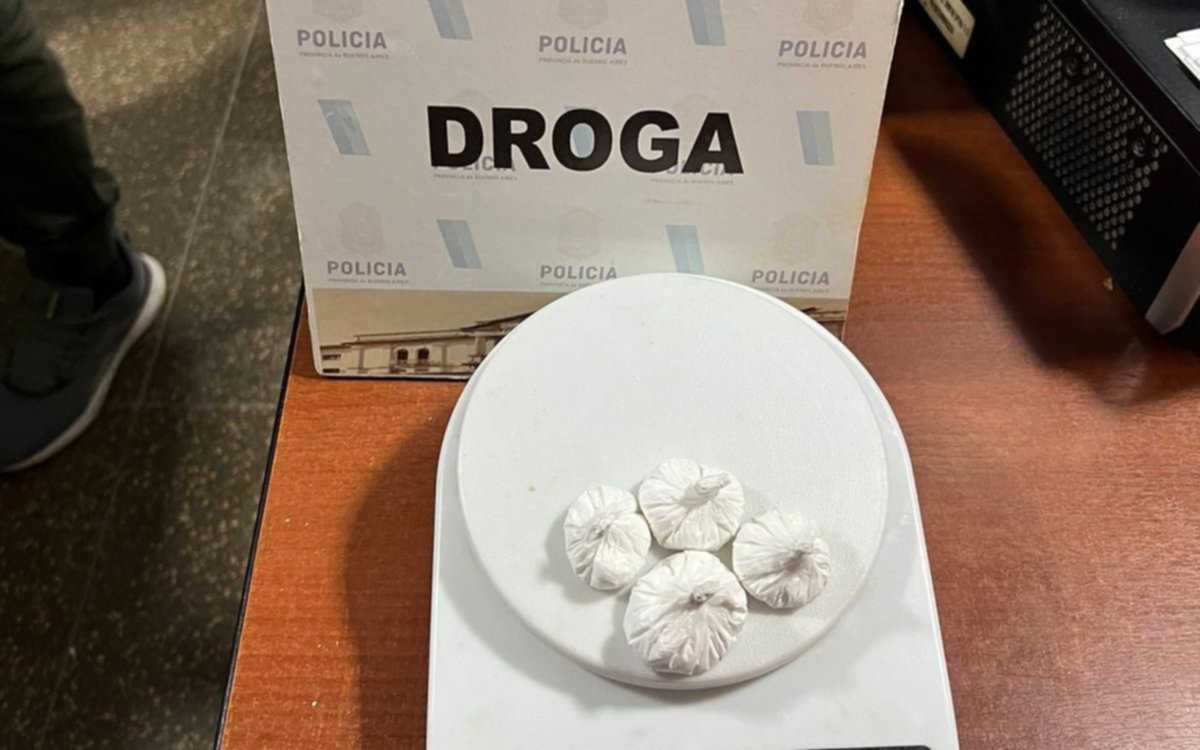 Casi produce un choque y al ser detenida le encuentran 36 envoltorios con cocaína en La Plata