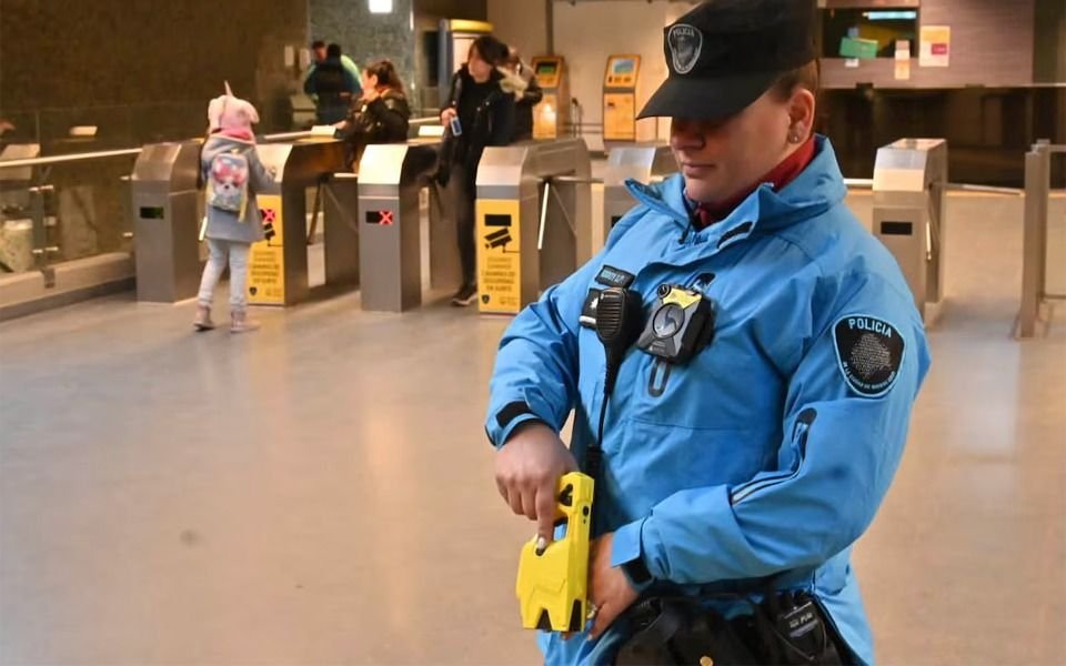 VIDEO. Con una pistola Taser, así detuvieron a un hombre armado en Palermo