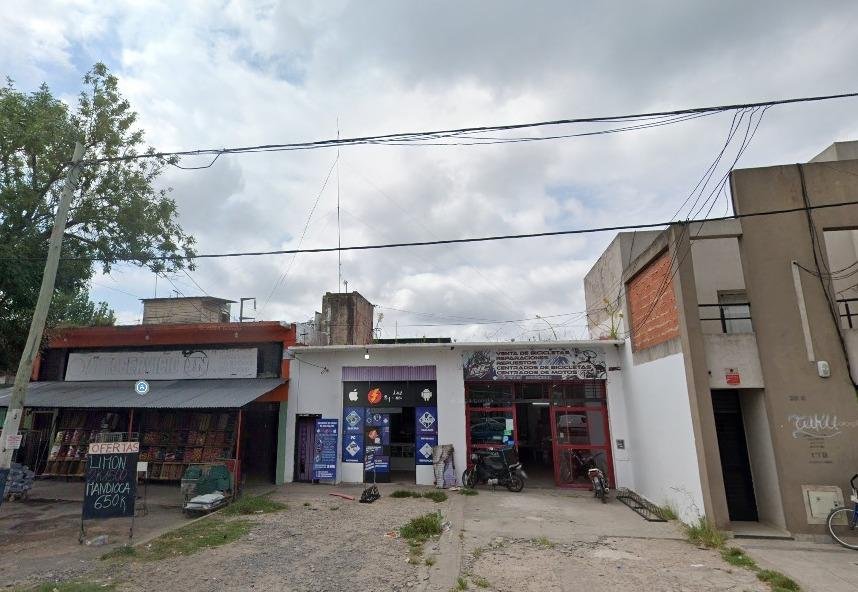 Destrozaron los vidrios y vaciaron una bicicletería