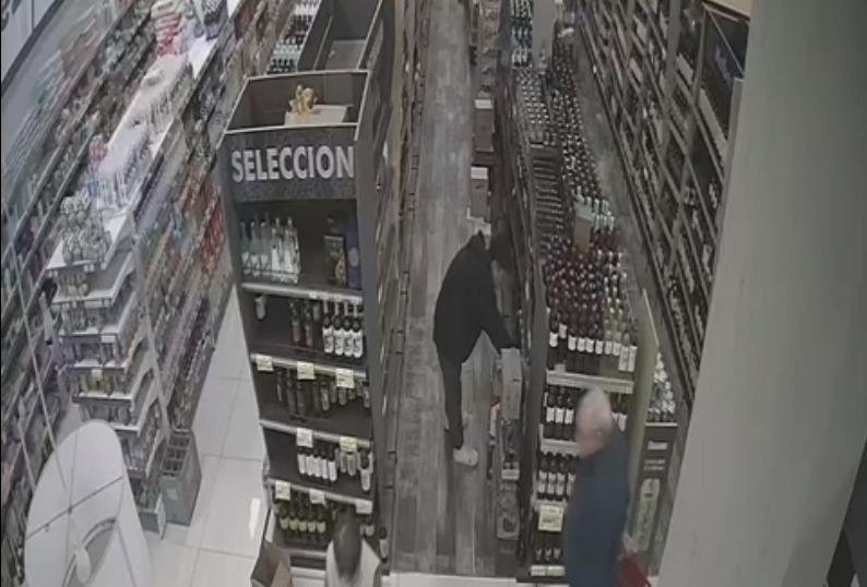 Sin fiesta y presos: dos jóvenes fueron sorprendidos robando botellas de licor