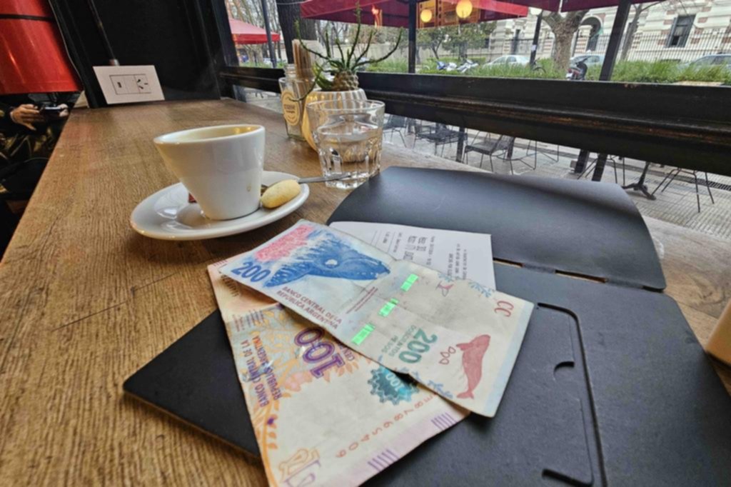 La propina va del billete al “alias” y ahora la incluirían en el ticket