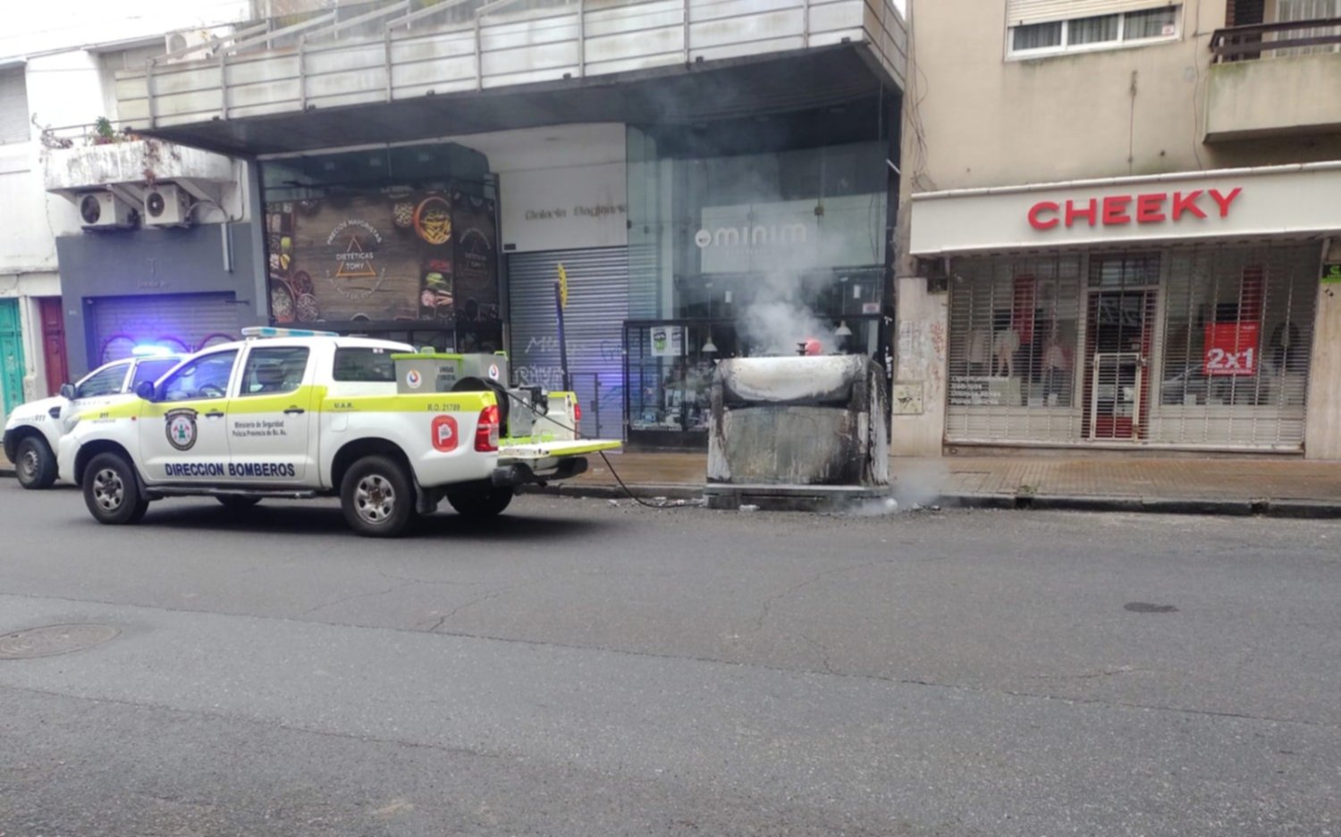Vecinos del centro de La Plata, "hartos" por la quema de los contenedores de basura: "En llamas"