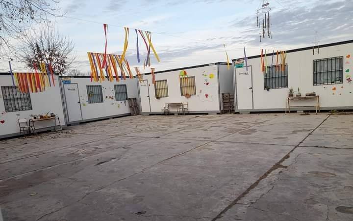 Reiteran el reclamo en un Jardín de La Plata que da clases en conteiners y tiene obras sin terminar: "Queremos algo digno"