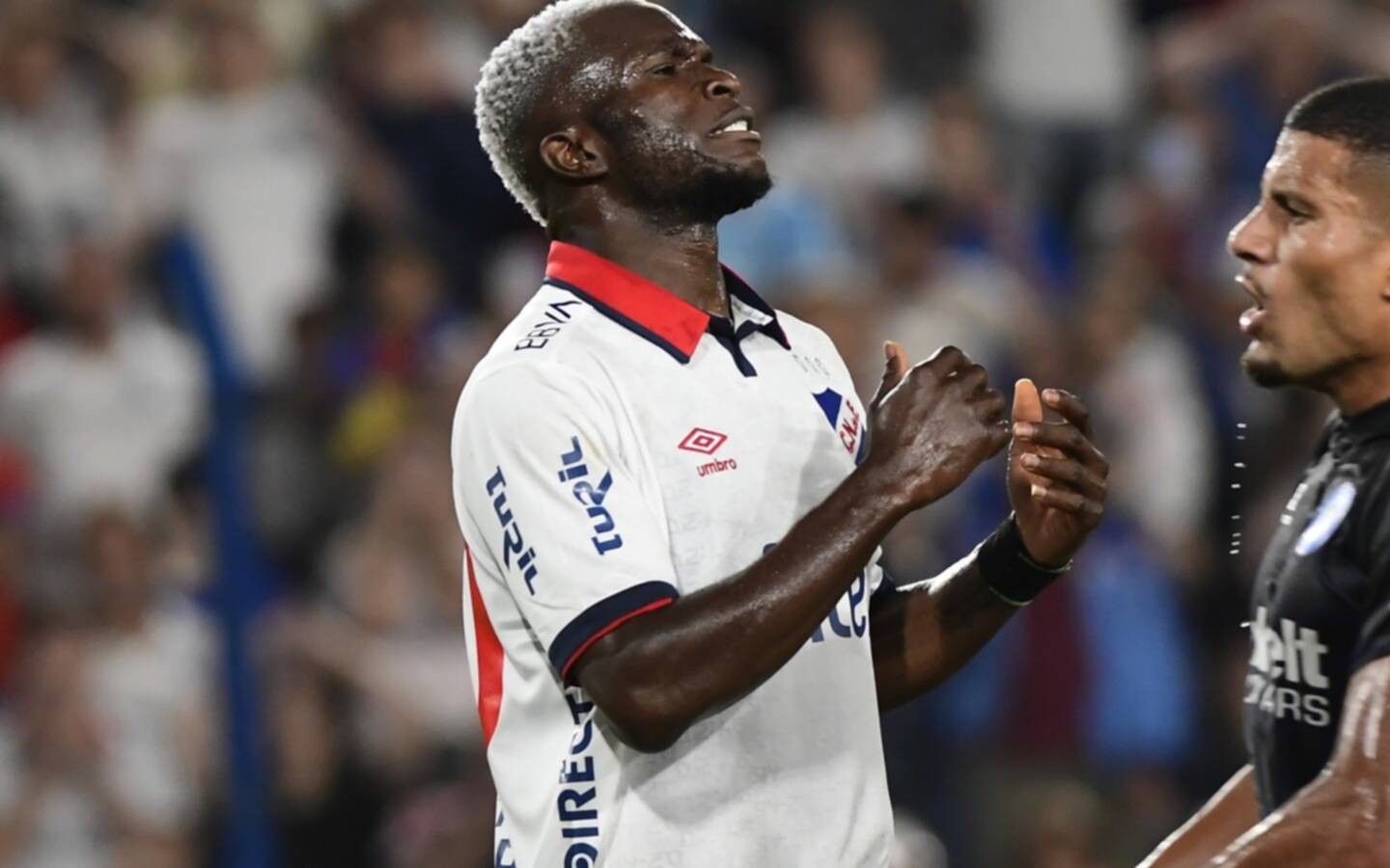 ¿Se cae la llegada de Christian Ebere a Gimnasia? Cómo está la negociación por el 9 que quiere Méndez