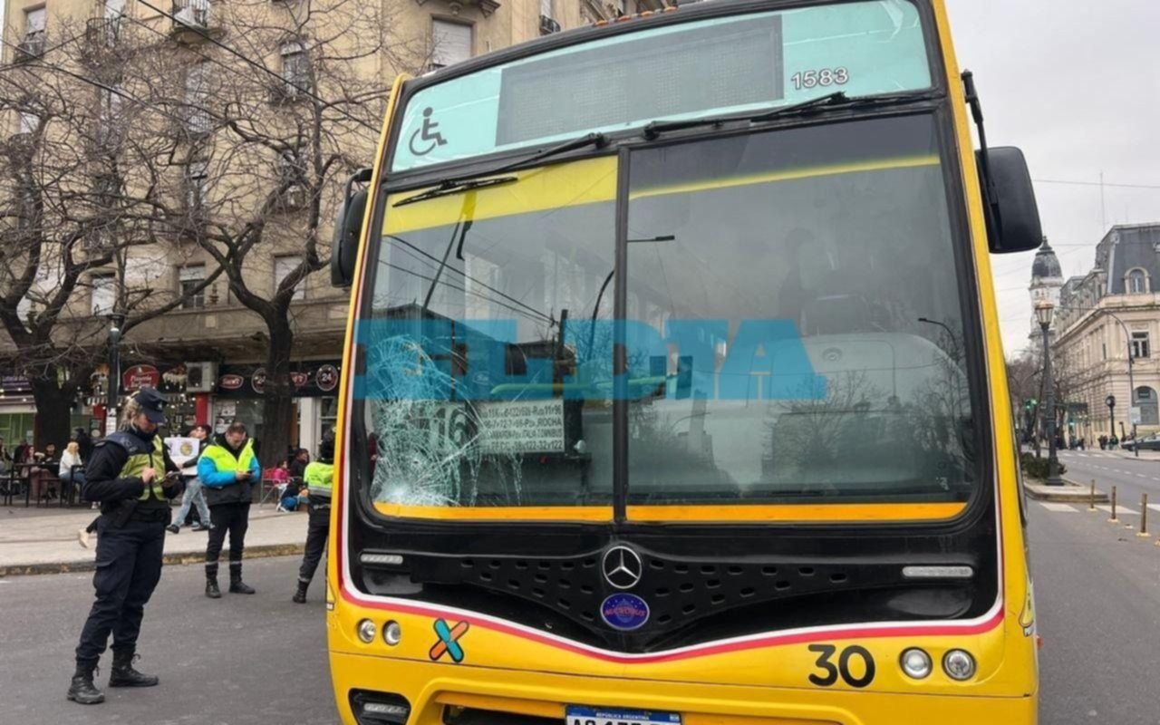 Un micro atropelló a un joven en 7 y 51