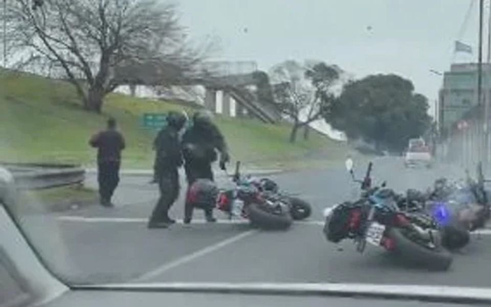 VIDEO. ¡Tirale! Atropellaron en General Paz a policías con un auto robado