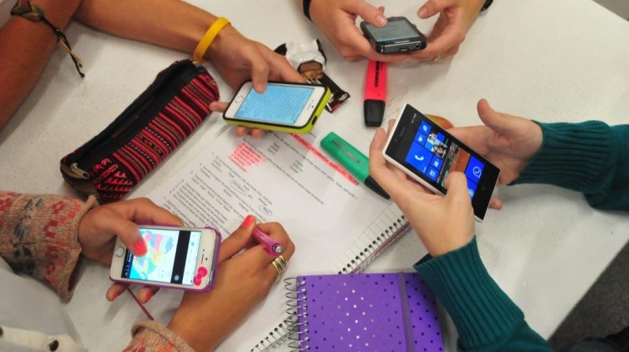 Se profundiza el debate por el uso de los celulares en las aulas