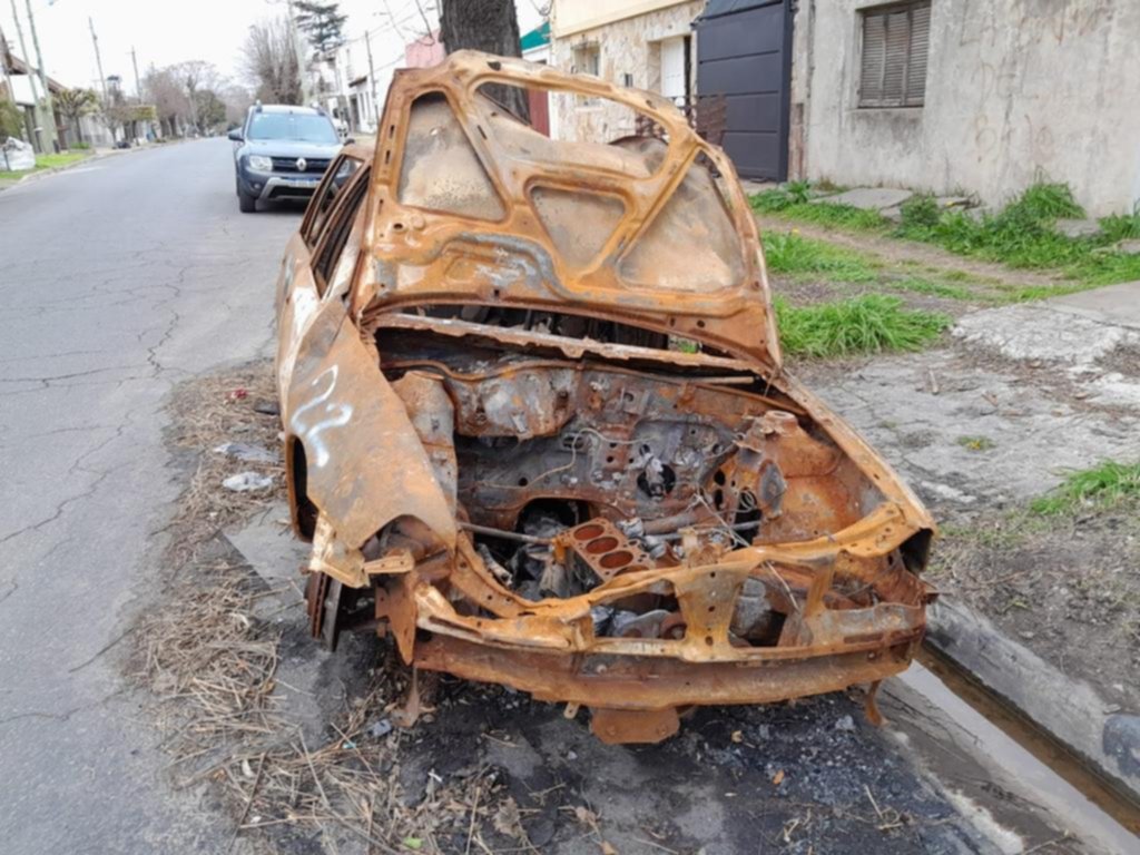En 4 y 76 piden que se lleven un auto quemado