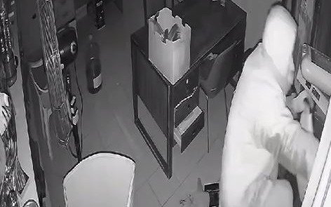 VIDEO.- Así desvalijaron la sede de un club de La Plata: se llevaron hasta el dinero de la cuota de los socios