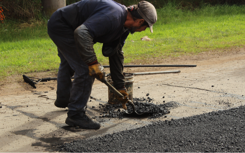 Barrio por barrio, las obras de bacheo en La Plata 