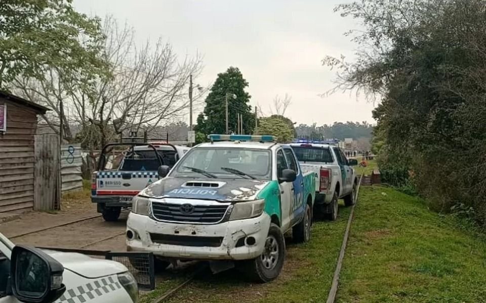 Qué se sabe del cuerpo hallado a la vera de las vías del tren en Berisso