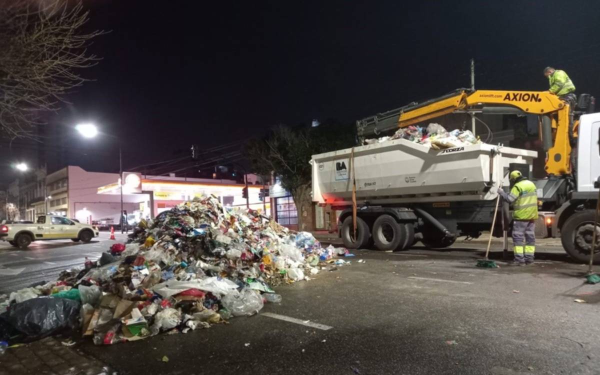 El Gobierno porteño dio explicaciones sobre el camión que tira basura en avenida Belgrano