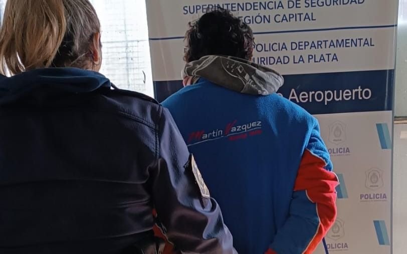 Un “Hombre araña” en Villa Elvira: se trepó a un paredón para robar y terminó detenido
