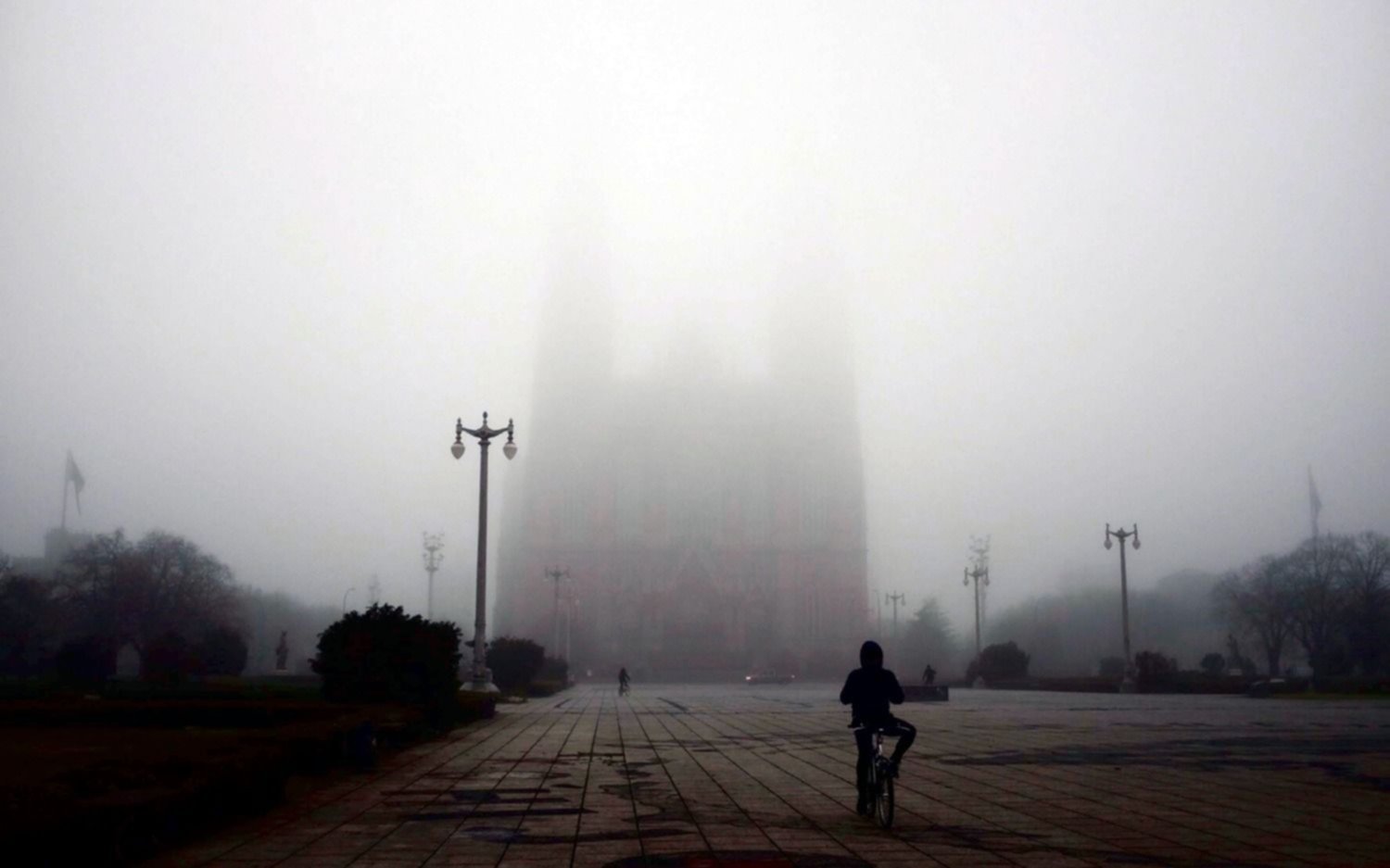 Galería de FOTOS | ¡No se ve nada en La Plata! La Región cubierta de niebla