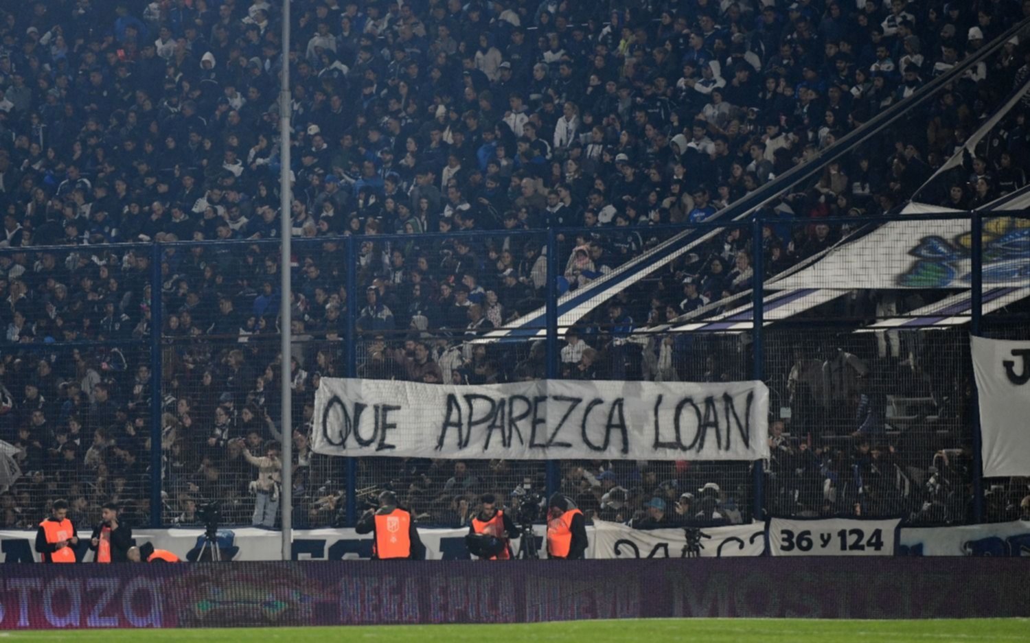 "Que aparezca Loan": los hinchas de Gimnasia colgaron una bandera y apoyaron el reclamo de la familia del niño desaparecido
