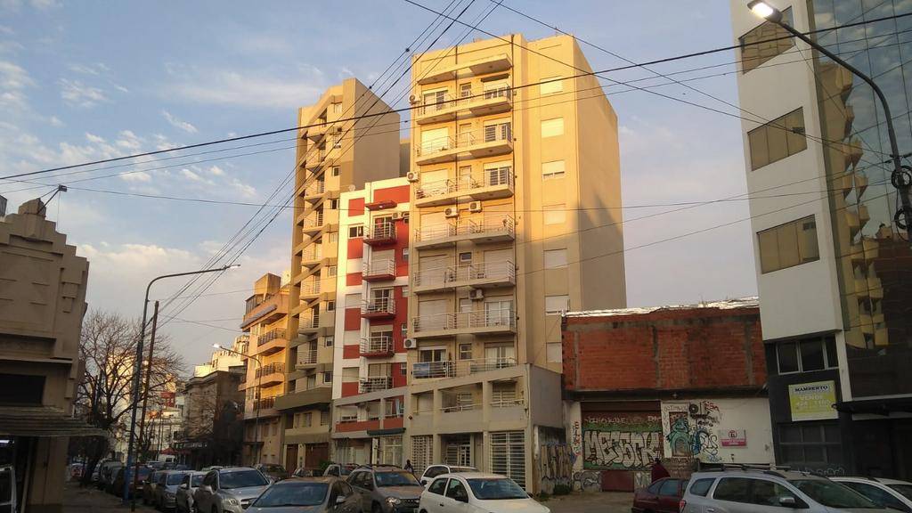 Los alquileres en el centro de La Plata, con una amplia brecha de precios: qué ofrecen y los valores