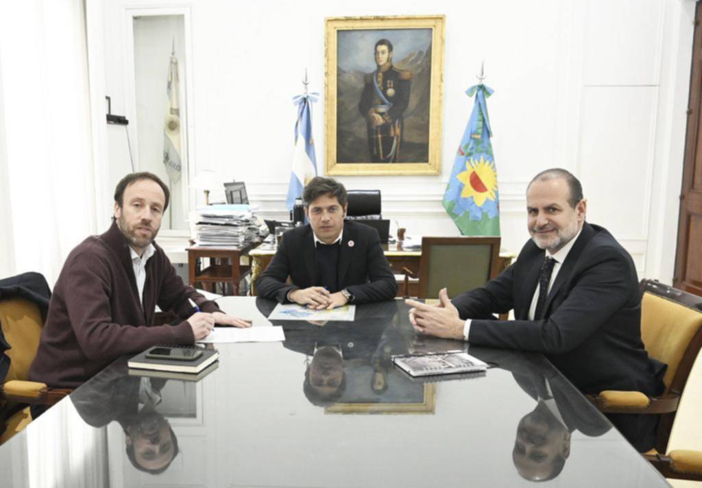Kicillof volvió a apuntar contra Milei y se reunió con el intendente de Bahía
