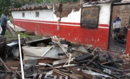 En Los Hornos, un club pierde por goleada contra la inseguridad