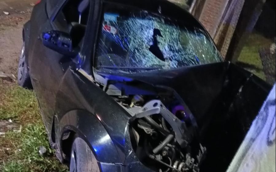 Despiste fatal en La Plata: se mató un joven tras cruzarse de carril y estrellarse contra un paredón