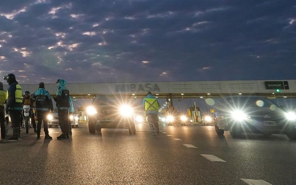 Una decena de autos rompieron neumáticos a metros de un peaje de la Autopista La Plata: ¿Qué pasó?
