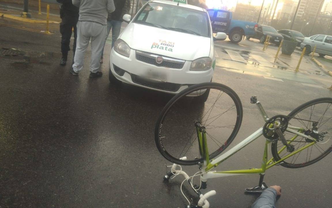 Un taxista chocó a un ciclista en Plaza Moreno