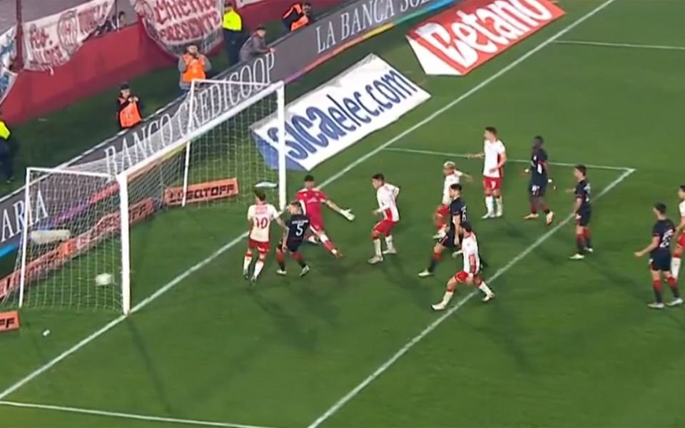 VIDEO. Fuera de juego: la intervención del VAR en el gol anulado a Eric Ramírez en Huracán - Estudiantes
