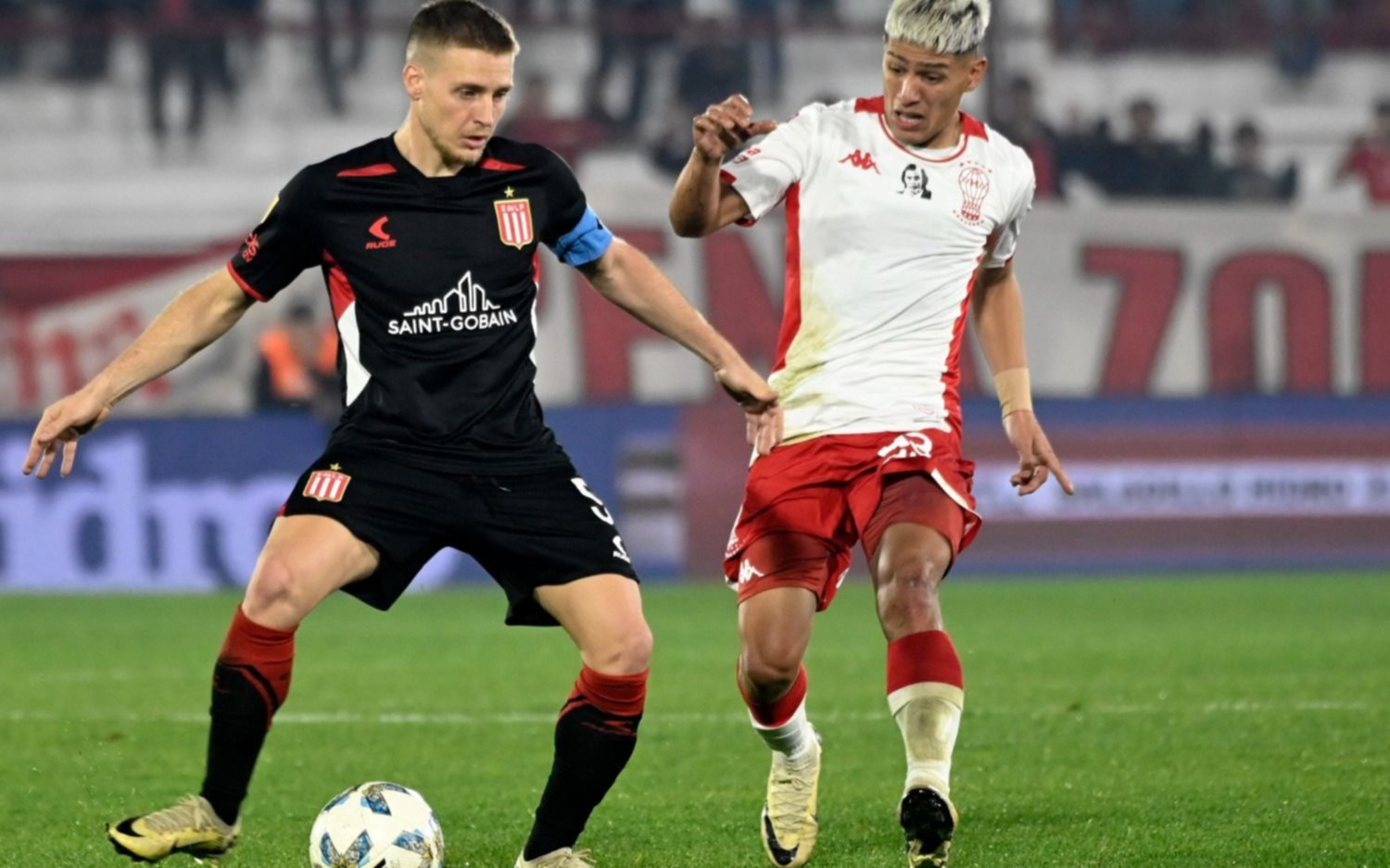 Estudiantes añora su jerarquía de campeón y, con más lucha que juego, empató ante Huracán 0 a 0