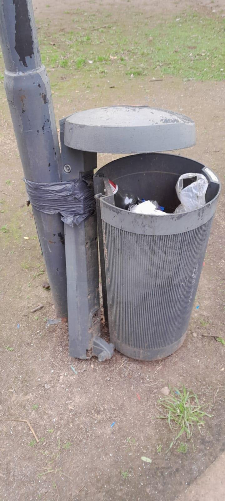 En dos barrios del Casco y Villa Elvira reclaman por plazas en mal estado