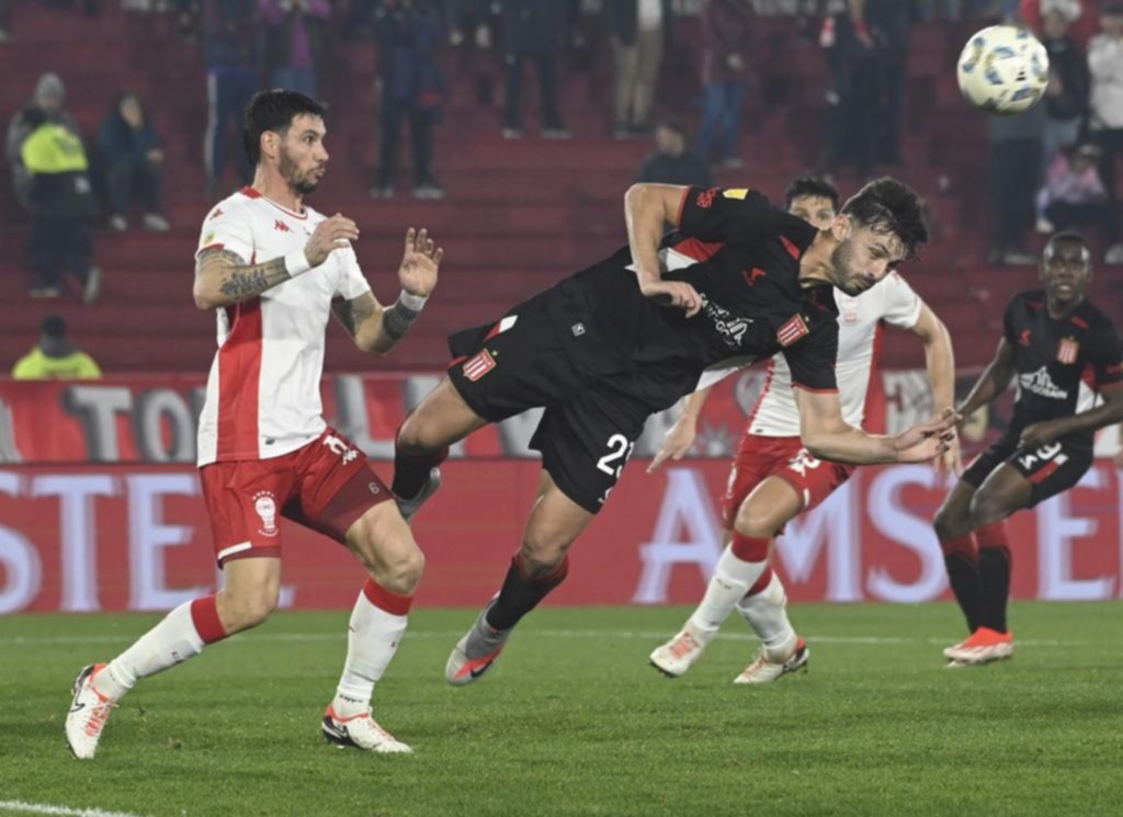 Domínguez guardó a Carrillo para el clásico y Giménez debutó con la del Pincha