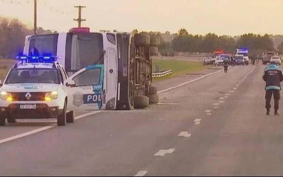 El micro que volcó en Ruta 2 tenía más de 20 multas, muchas por exceso de velocidad: hay heridos grave