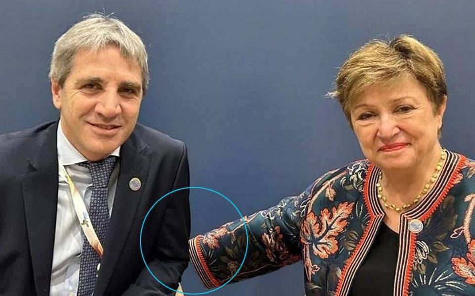 ¿Un brazo cortado? La curiosa foto de Georgieva y Caputo que explotó en redes