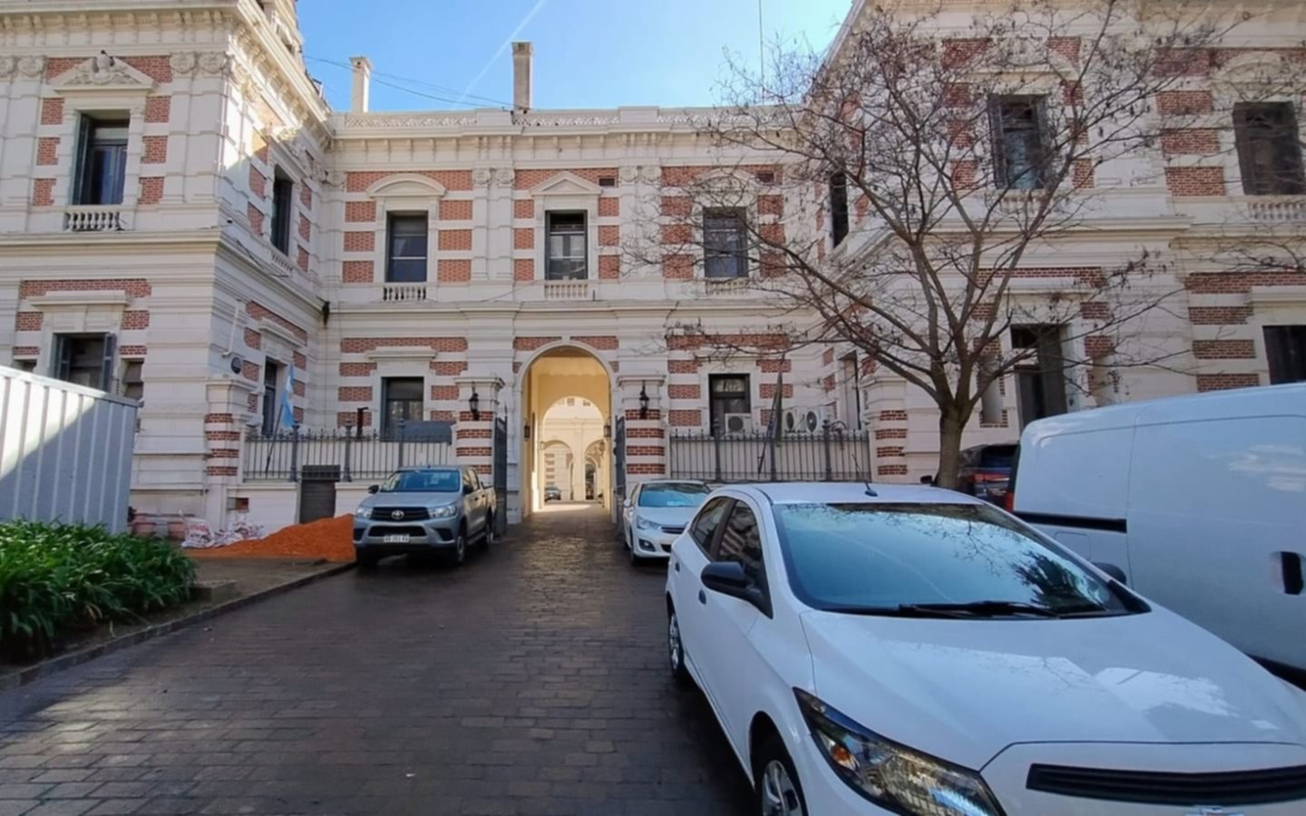 La Provincia de Buenos Aires limita el uso de celulares en la administración pública