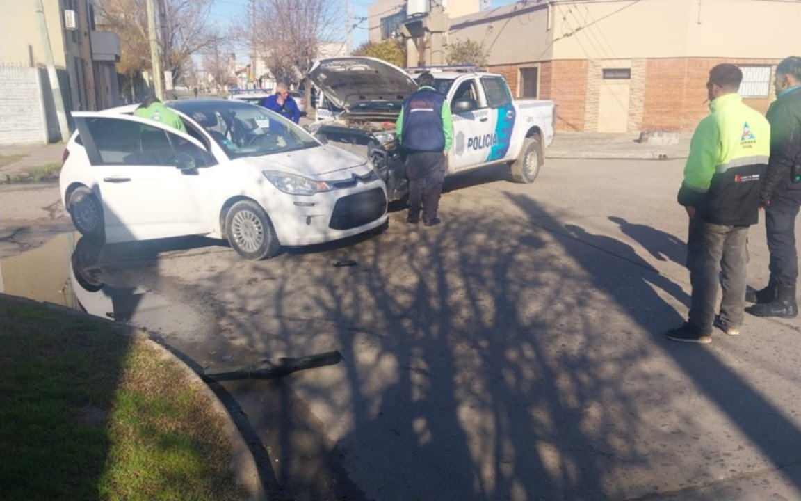 Un patrullero chocó a un auto en Berisso y el conductor quedó atrapado