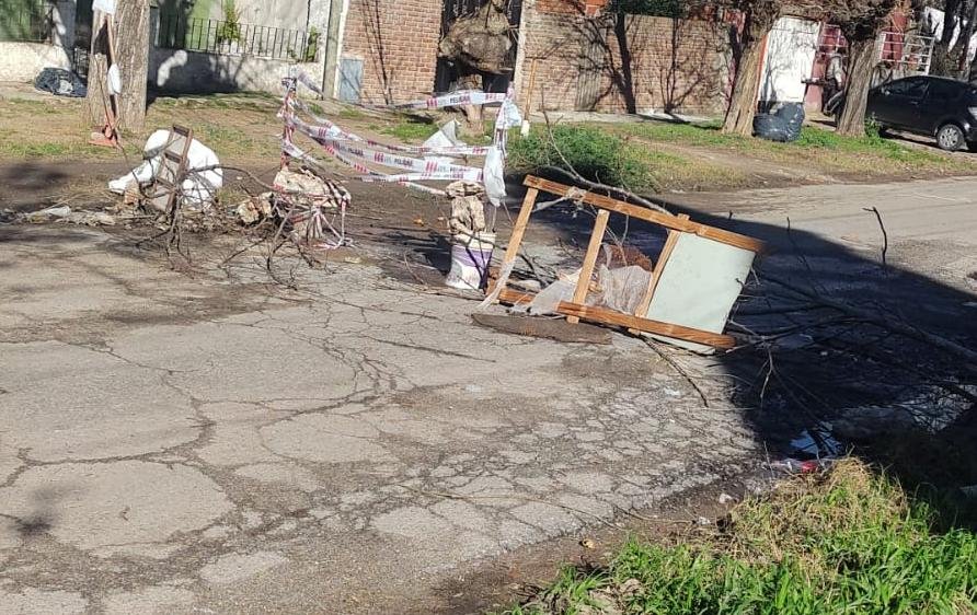 En Los Hornos, una calle cortada por una pérdida